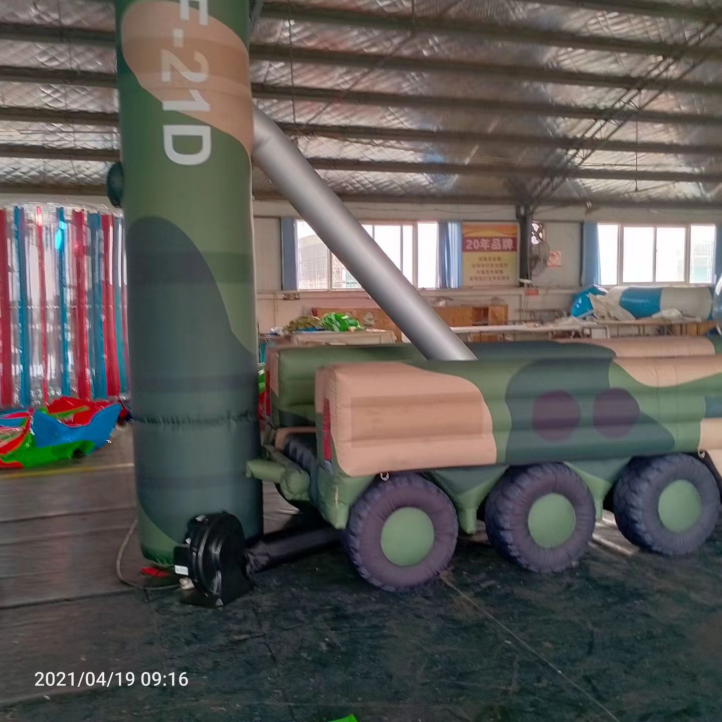 陵水军事演习中的充气目标车辆：模拟发射车雷达车坦克飞机